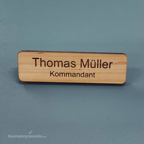 Ansteckschild mit Namen aus Holz mittels Magnet befestigt