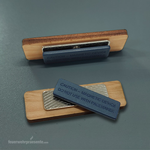 Ansteckschild aus Holz graviert mit Magnetbestigung