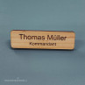Ansteckschild mit Namen aus Holz mittels Magnet befestigt